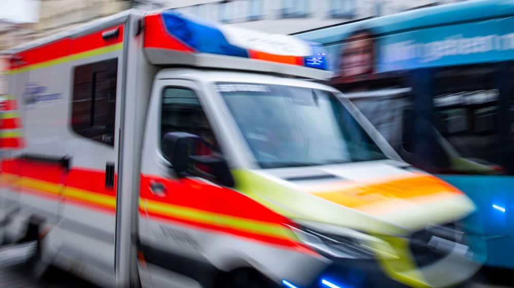 Beide Frauen wurden in ein Krankenhaus gebracht. (Symbolbild) / Foto: Jens Büttner/dpa