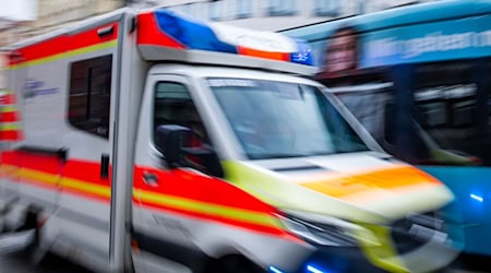 Beide Frauen wurden in ein Krankenhaus gebracht. (Symbolbild) / Foto: Jens Büttner/dpa