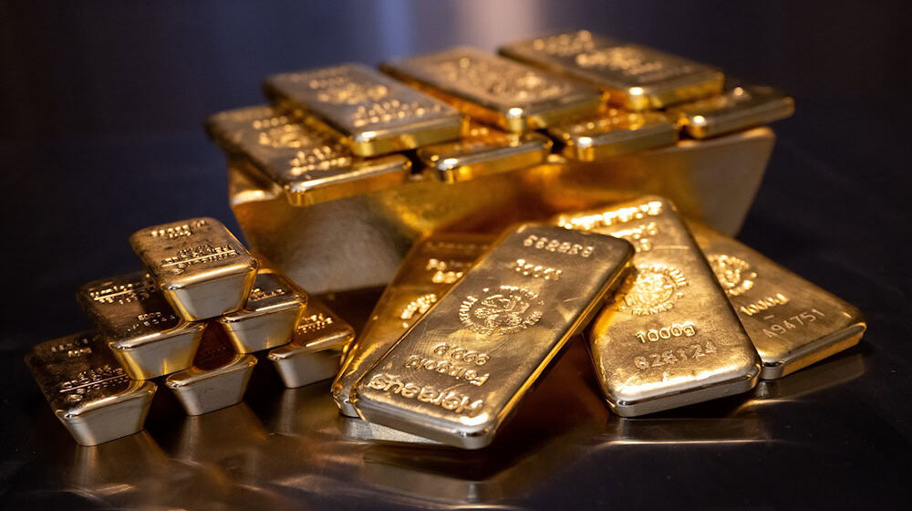 Im Zuge zweier Betrugsmaschen übergab ein Rentner unter anderem Goldbarren an vermeintliche Polizisten. (Symbolbild) / Foto: Sven Hoppe/dpa