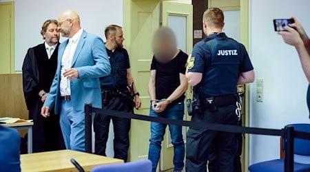 Der Angeklagte soll seine Ex-Frau mehrfach mit einem Hammer geschlagen haben. (Archivbild) / Foto: Daniel Löb/dpa