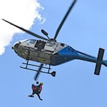 Nach einem Felssturz mussten 20 Wanderer in Oberbayern mit einem Hubschrauber aus den Bergen gerettet werden. (Symbolbild)  / Foto: Uwe Lein/dpa