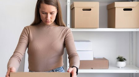Ordnung beginnt mit einfachen Schritten – Kisten und Boxen clever nutzen. / Foto: freepik.com