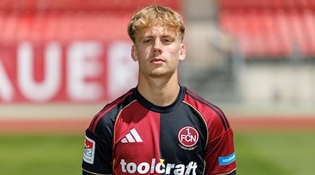 Tim Janisch wurde in der vergangenen Saison in die erste Mannschaft des 1. FC Nürnberg befördert, heute ist er Stammspieler. / Foto: Daniel Karmann/dpa