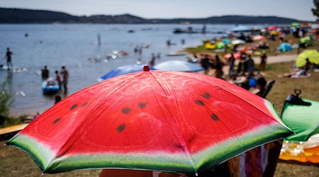 Ab Mitte der Woche können in Bayern die Regenschirme gegen Sonnenschirme eingetauscht werden. (Symbolbild) / Foto: Daniel Karmann/dpa