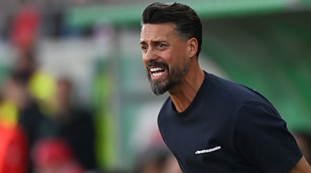 Sandro Wagner im DFB-Pokal seines FC Augsburg beim Halleschen FC. / Foto: Hendrik Schmidt/dpa
