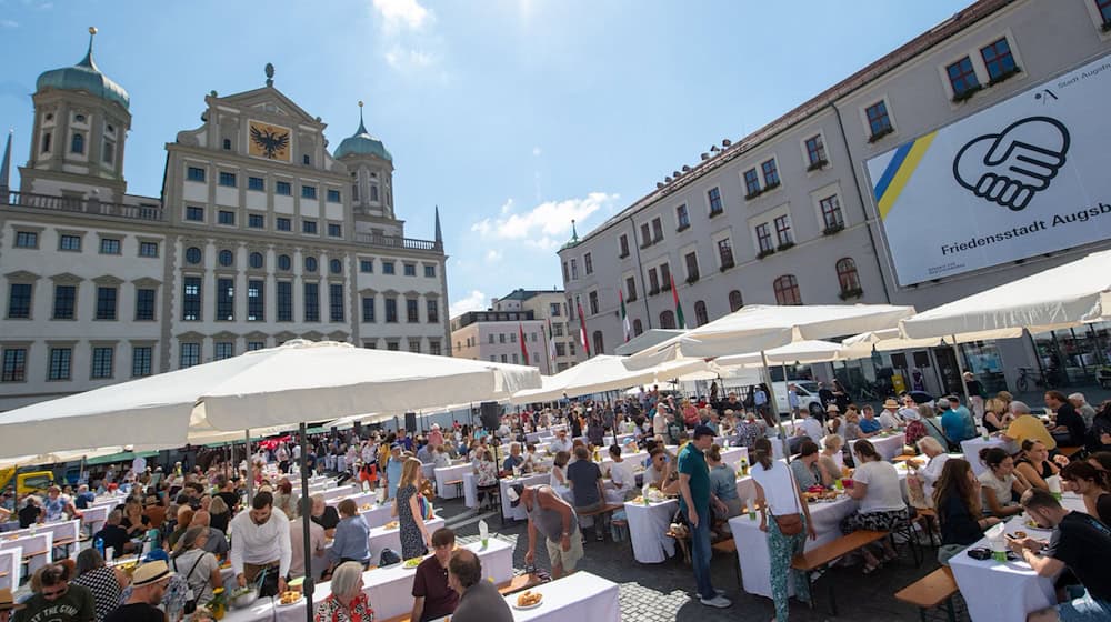 Die große Tafel auf dem Rathausplatz ist jedes Jahr der Höhepunkt des Friedensfestes. (Archivbild) / Foto: Stefan Puchner/dpa