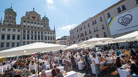 Die große Tafel auf dem Rathausplatz ist jedes Jahr der Höhepunkt des Friedensfestes. (Archivbild) / Foto: Stefan Puchner/dpa