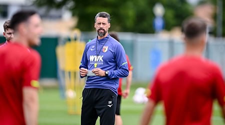 Augsburgs Trainer Sandro Wagner schickte seine Mannschaft gegen Crystal Palace gleich zweimal hintereinander auf den Platz.  / Foto: Harry Langer/dpa