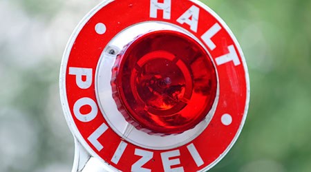Eine Autofahrerin floh vor der Polizeikontrolle. (Symbolbild) / Foto: Frank Leonhardt/dpa