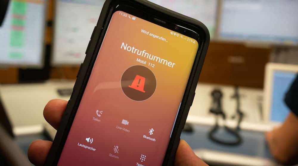 Mittlerweile setzen viele Geräte automatisch einen Notruf ab, wenn sie einen Unfall zu erkennen glauben (Symbolbild). / Foto: Frank Rumpenhorst/dpa