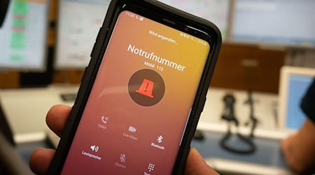 Mittlerweile setzen viele Geräte automatisch einen Notruf ab, wenn sie einen Unfall zu erkennen glauben (Symbolbild). / Foto: Frank Rumpenhorst/dpa