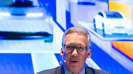 Die Autoindustrie will bei der bevorstehenden Messe IAA in München ein Signal der Zuversicht senden, wie VDA-Geschäftsführer Jürgen Mindel sagt. / Foto: Lennart Preiss/dpa