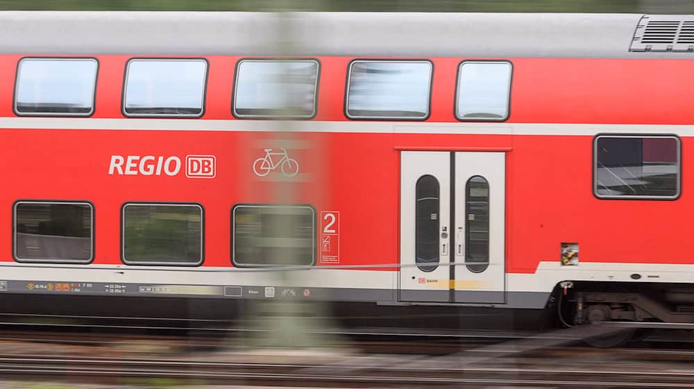 Eine Baustelle weniger: Auf der Bahn-Strecke zwischen Regensburg und Schwandorf sind ab Samstag wieder Züge unterwegs. (Illustration) / Foto: Sebastian Gollnow/dpa
