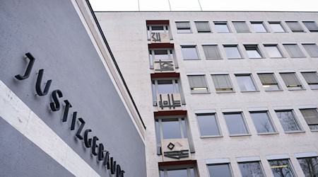 Fünf junge Männer stehen in Aschaffenburg vor Gericht, weil sie ältere Männer mit fingierten Sexkontakten erpresst und diese teils stundenlang festgehalten haben sollen (Symbolbild).  / Foto: David-Wolfgang Ebener/dpa