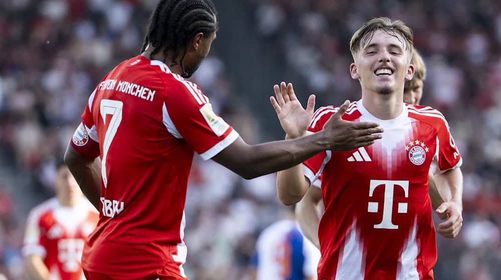 Lennart Karl (r) jubelt nach seinem wunderbaren Treffer aus der Distanz. Serge Gnabry (l) gratuliert dem Youngster. / Foto: Ennio Leanza/KEYSTONE/dpa