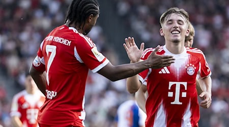 Lennart Karl (r) jubelt nach seinem wunderbaren Treffer aus der Distanz. Serge Gnabry (l) gratuliert dem Youngster. / Foto: Ennio Leanza/KEYSTONE/dpa