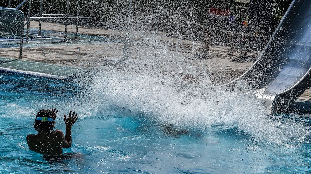 Schwimmbäder wie hier in Berlin boten wieder Abkühlung. / Foto: Jens Kalaene/dpa