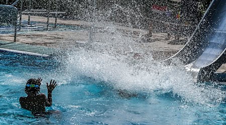Schwimmbäder wie hier in Berlin boten wieder Abkühlung. / Foto: Jens Kalaene/dpa