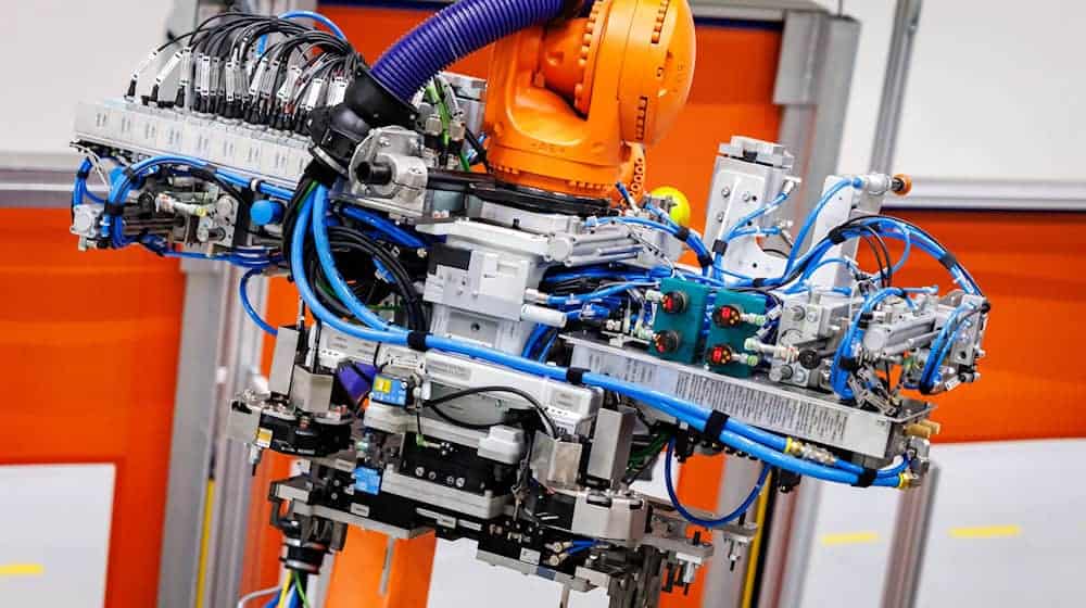 Die Flaute in der bayerischen Metall- und Elektroindustrie hält auch nach drei Jahren weiter an. (Symbolbild) / Foto: Daniel Karmann/dpa