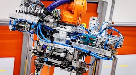 Die Flaute in der bayerischen Metall- und Elektroindustrie hält auch nach drei Jahren weiter an. (Symbolbild) / Foto: Daniel Karmann/dpa