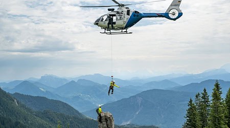 Der Junge wurde mit einer Winde in den Hubschrauber geholt. (Symbolbild) / Foto: Peter Kneffel/dpa