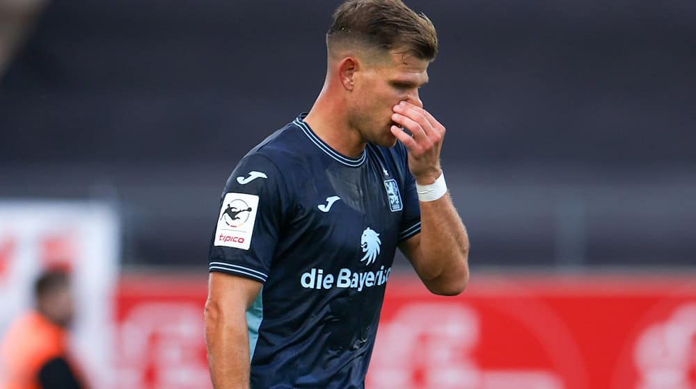 Rückkehrer Florian Niederlechner widmete seinen Treffer zum 1:1-Endstand bei Rot-Weiss Essen der Familie von Sven Ulreich. / Foto: Christoph Reichwein/dpa
