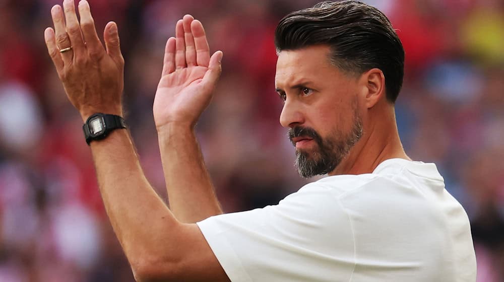 Sandro Wagner feiert am Samstag seine Heimpremiere als Augsburg-Trainer. (Archivbild) / Foto: Philipp von Ditfurth/dpa