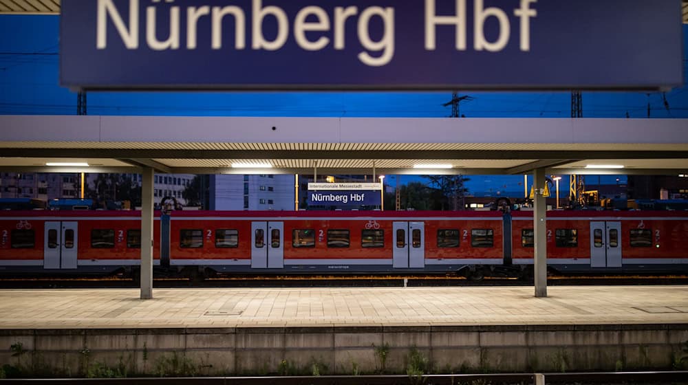 Der Brand eines Triebwagens sorgte für die Sperrung des Nürnberger Hauptbahnhofs. (Archivbild) / Foto: Daniel Karmann/dpa