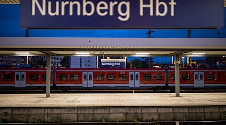 Der Brand eines Triebwagens sorgte für die Sperrung des Nürnberger Hauptbahnhofs. (Archivbild) / Foto: Daniel Karmann/dpa