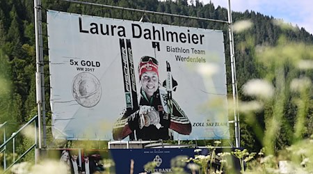 Mit öffentlichem Gedenken an Laura Dahlmeier hatte sich ihre Heimatgemeinde zunächst zurückgehalten. (Archivbild) / Foto: Str/dpa