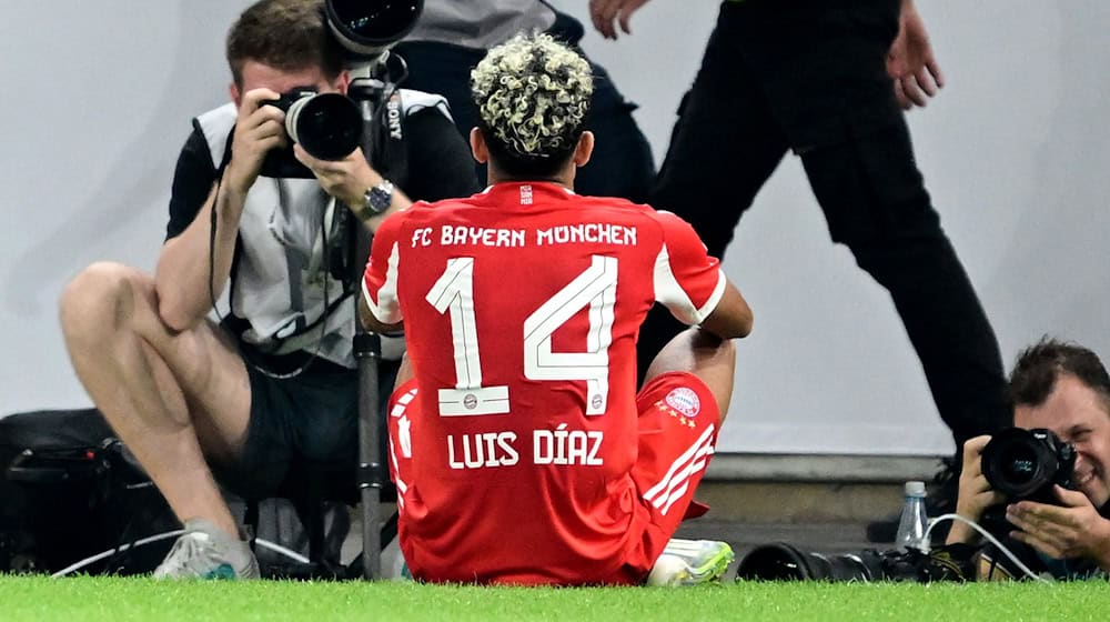Bayerns Luis Díaz bejubelt sein Tor zum zwischenzeitlichen 2:0 in Stuttgart. / Foto: Bernd Weißbrod/dpa