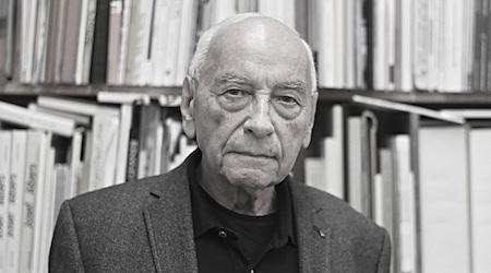 Eugen Gomringer wurde 100 Jahre alt. (Archivbild) / Foto: Nicolas Armer/dpa