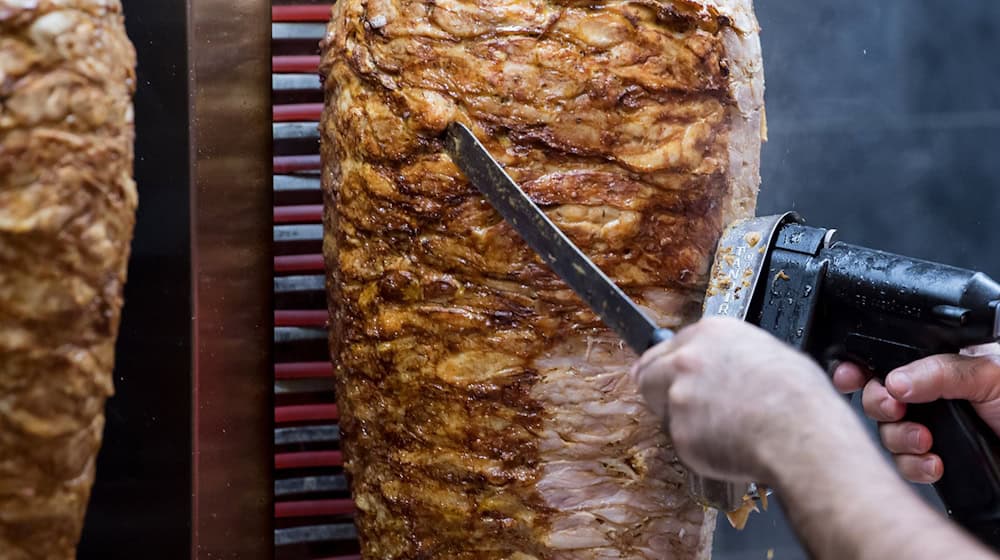 Eigentlich sollten die Spieße gegrillt werden - nach dem Unfall landeten sie auf der Autobahn. (Symbolbild) / Foto: Sven Hoppe/dpa
