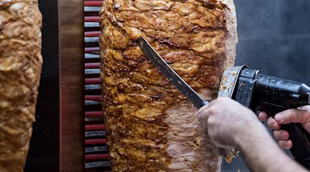 Eigentlich sollten die Spieße gegrillt werden - nach dem Unfall landeten sie auf der Autobahn. (Symbolbild) / Foto: Sven Hoppe/dpa