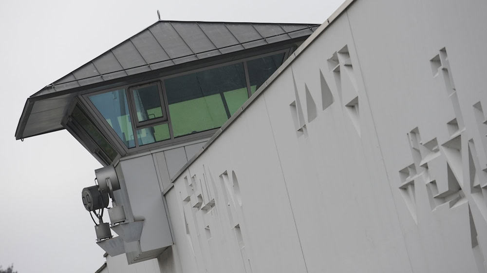 Bei der Durchsuchungsaktion waren Ermittler unter anderem auch in der Justizvollzugsanstalt Stadelheim angerückt. (Archivbild) / Foto: Andreas Gebert/dpa