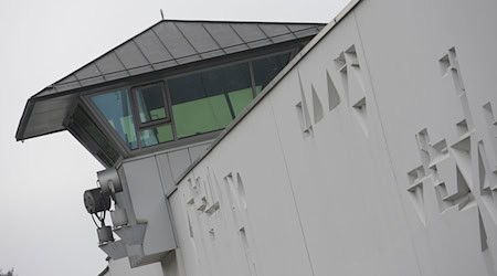 Bei der Durchsuchungsaktion waren Ermittler unter anderem auch in der Justizvollzugsanstalt Stadelheim angerückt. (Archivbild) / Foto: Andreas Gebert/dpa