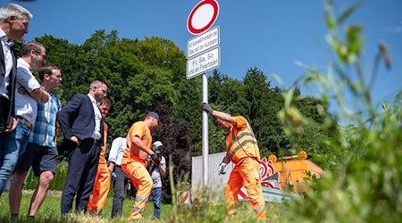 Bei Stau muss man künftig auf der Autobahn bleiben: Zum ersten Mal in Deutschland gibt es im Landkreis Rosenheim künftig Durchfahrtsverbote für den Ausweichverkehr. / Foto: Leonie Asendorpf/dpa