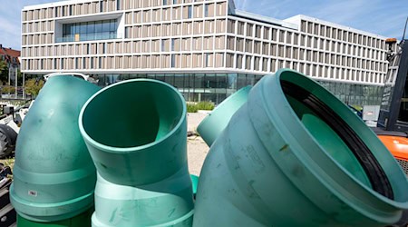 Beim millionenschweren Neubau des Strafgerichts kommt es immer wieder zu Problemen. / Foto: Peter Kneffel/dpa