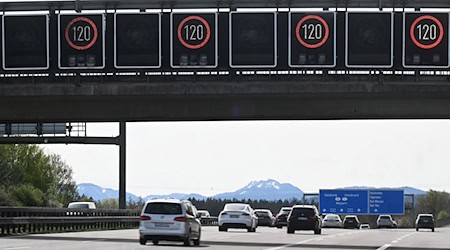 Die Eltern fuhren mit dem Auto gut eine halbe Stunde weiter in Richtung Österreich, bevor sie merkten, dass ihr Sohn fehlt. (Archivbild) / Foto: Felix Hörhager/dpa