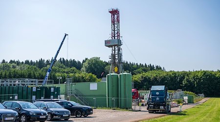 Leicht erkennbar an dem rund 40 Meter hohen Bohrturm: Das Gasförderprojekt bei Reichling. / Foto: Peter Kneffel/dpa