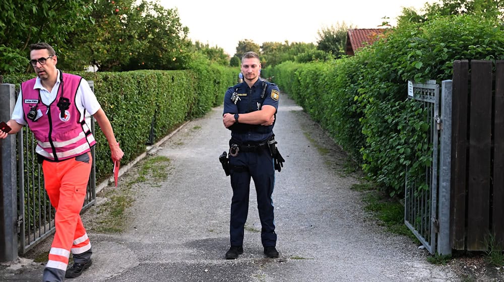Die Polizei ermittelt - die Hütte in der Kleingartenanlage wurde abgeriegelt.  / Foto: Felix Hörhager/dpa
