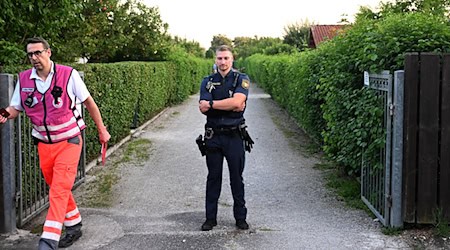 Die Polizei ermittelt - die Hütte in der Kleingartenanlage wurde abgeriegelt.  / Foto: Felix Hörhager/dpa