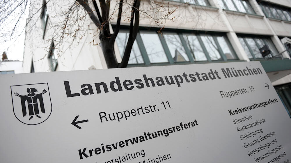Polizisten durchsuchten nach Hinweisen von Kollegen die Räume der Ausländerbehörde in München. (Archivbild) / Foto: Andreas Gebert/dpa