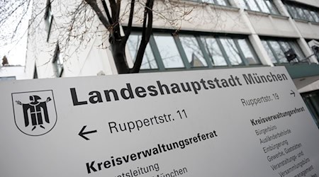 Polizisten durchsuchten nach Hinweisen von Kollegen die Räume der Ausländerbehörde in München. (Archivbild) / Foto: Andreas Gebert/dpa