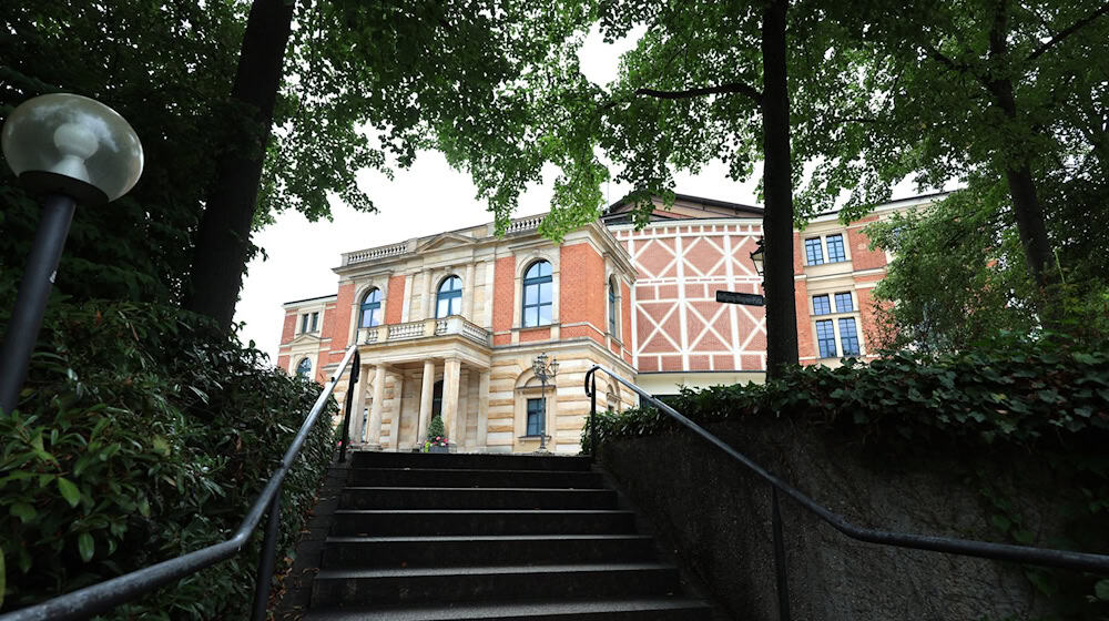 Das Bayreuther Festspielhaus zog auch diesmal wieder ein kritisches, aber begeisterungsfähiges Publikum an. (Archivbild) / Foto: Karl-Josef Hildenbrand/dpa
