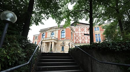 Das Bayreuther Festspielhaus zog auch diesmal wieder ein kritisches, aber begeisterungsfähiges Publikum an. (Archivbild) / Foto: Karl-Josef Hildenbrand/dpa
