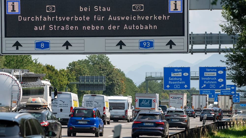 Erstmals war es am Wochenende verboten, bei Stau von Autobahnen im Landkreis Rosenheim abzufahren. Die Polizei wies mehr als 100 Autofahrer zurück, die es dennoch versuchten. (Archivbild) / Foto: Stefan Puchner/dpa