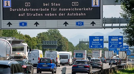Erstmals war es am Wochenende verboten, bei Stau von Autobahnen im Landkreis Rosenheim abzufahren. Die Polizei wies mehr als 100 Autofahrer zurück, die es dennoch versuchten. (Archivbild) / Foto: Stefan Puchner/dpa