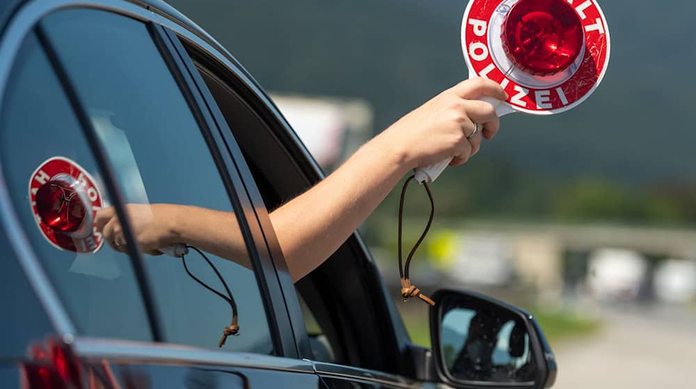 Die Polizei entdeckte im Motorraum eines Autos auf der A3 bei Passau Drogen. (Symbolfoto) / Foto: Peter Kneffel/dpa