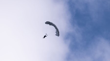 Der geübte Fallschirmspringer erlitt schwere Verletzungen. (Symbolbild) / Foto: Silas Stein/dpa